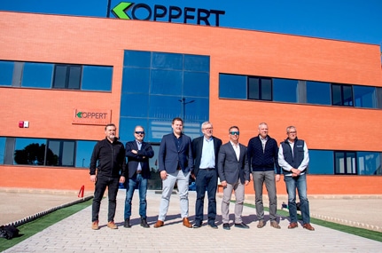 Directivos de koppert frente a las nuevas instalaciones