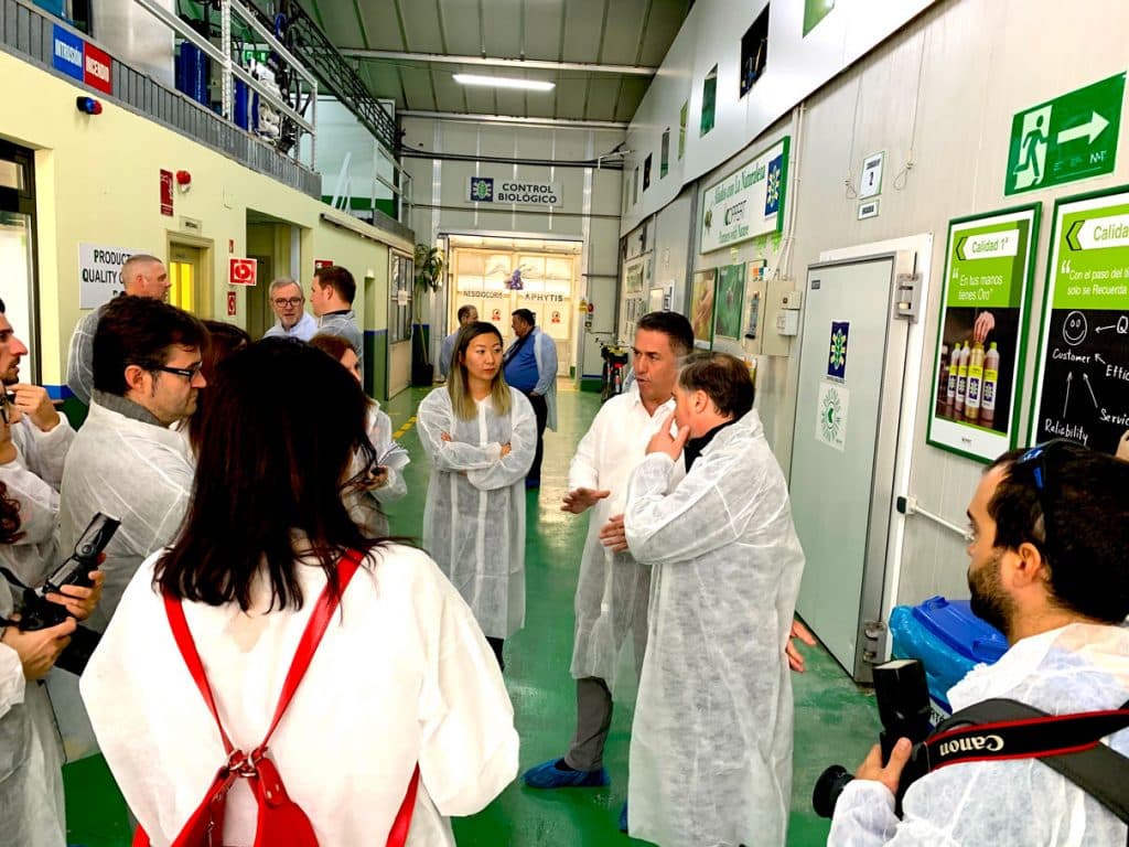 Técnicos de Koppert muestran la zona de producción de enemigos naturales